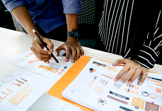 Candidatos e consultores analisando dados eleitorais